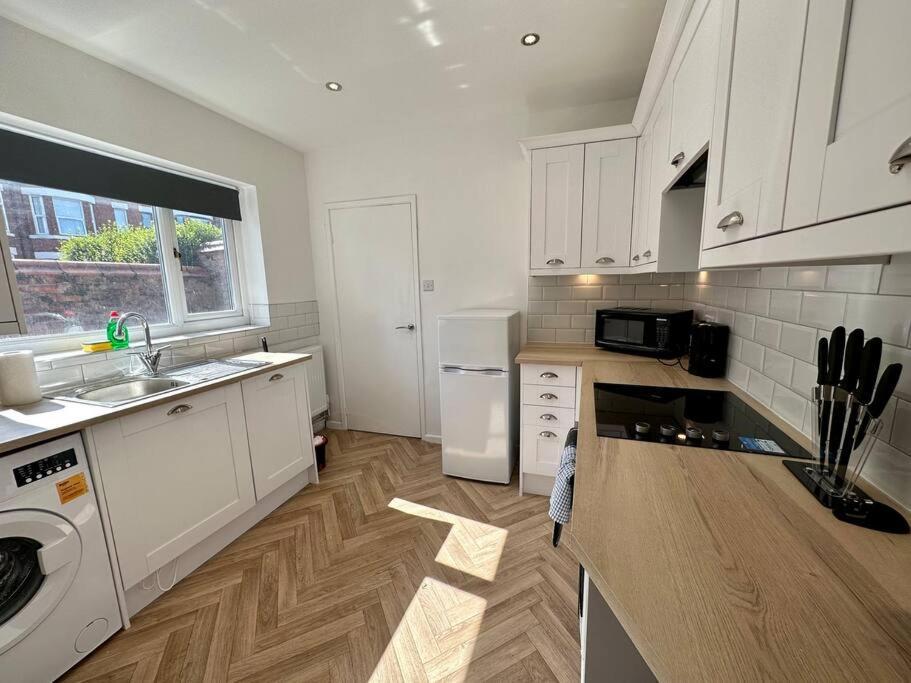 Large Five Bedroom Home With Parking, Sleeps 11! - Manchester, Manchester